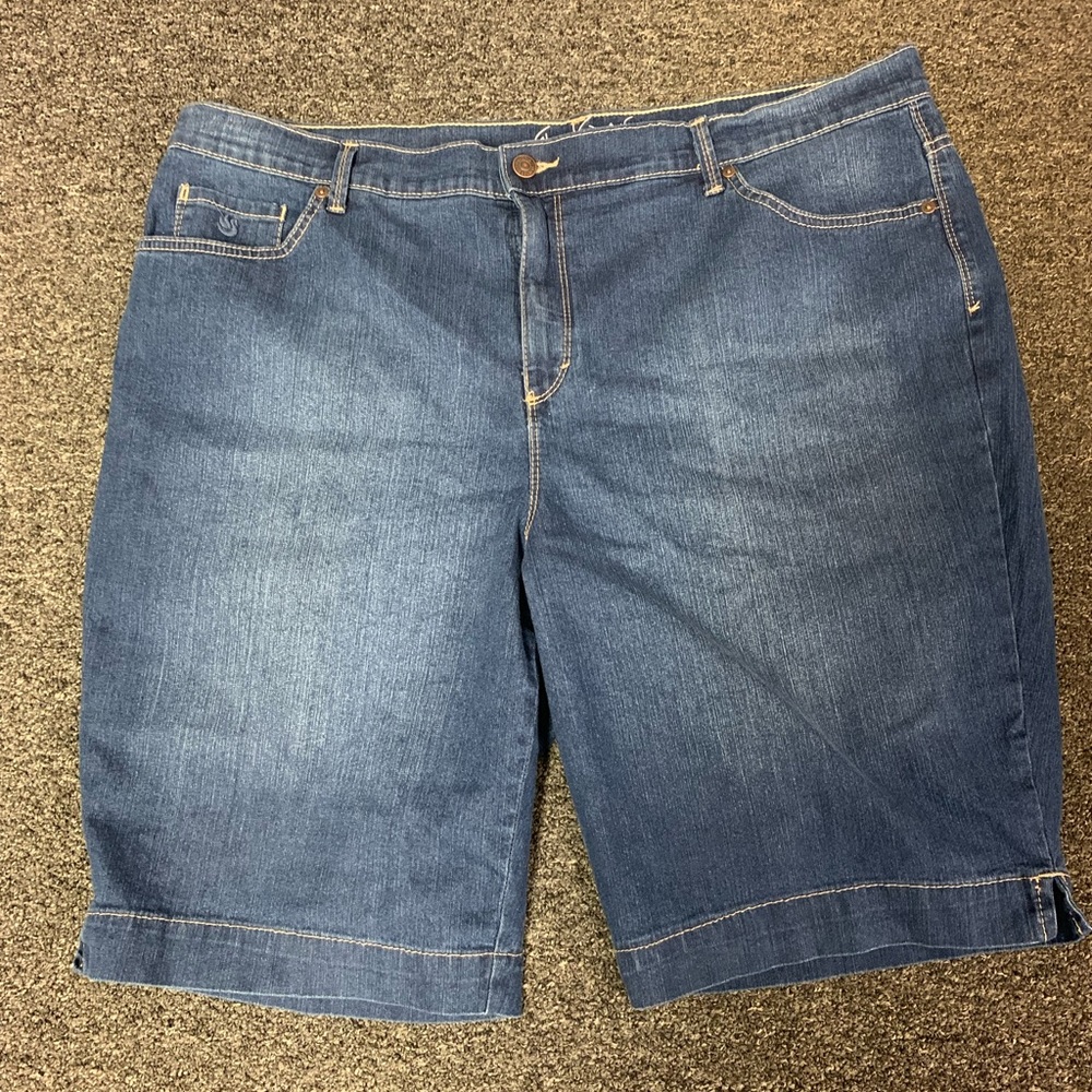 Bermuda Denim Short (NWT) Size 18w. Cute pockets!